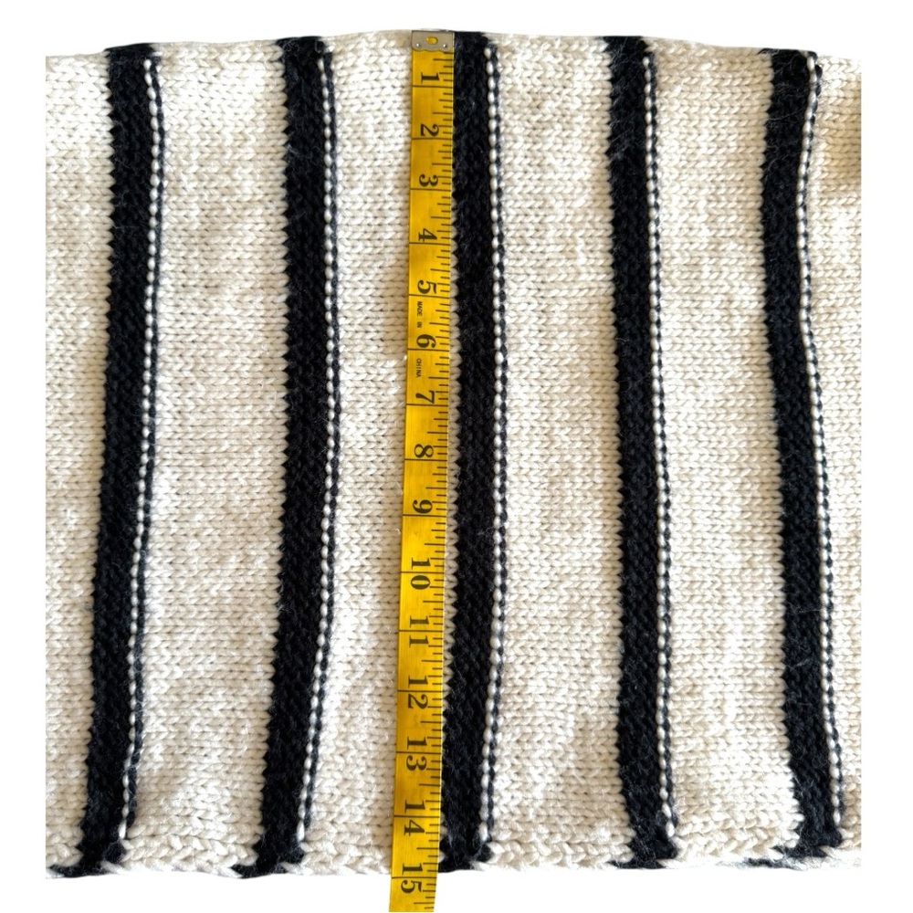 Zara Oversized Black and Cream Knit Scarf. - Picture 9 of 14